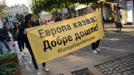 Европа разединена за бежанците: Демонстрации "за" и "против"