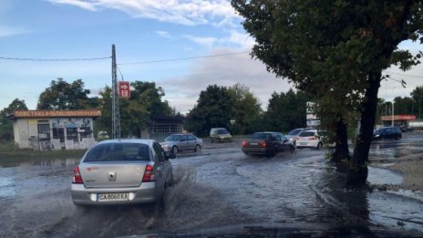 Дъждът продължава и днес, само на изток - слънце