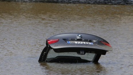 Лазурният бряг под тонове вода