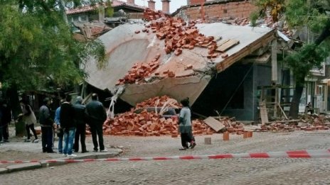 Незаконна двуетажна къща се срути в "Столипиново"