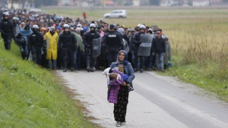 Ритници и електрошокови палки срещу бежанците