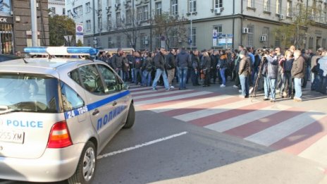 Протестът започна: Полицаи блокираха министерство