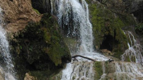 Вадят с техника затрупаните край Крушунските водопади