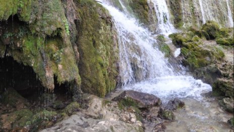 Топи се надеждата за оцелели край Крушунските водопади