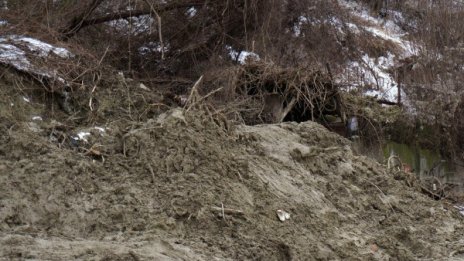 Свлачище блокира туристи в Троянския балкан 