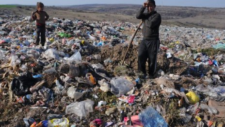 Незаконно сметище изникна до блок за незрящи 