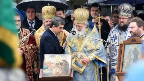 Патриархът лично освети бойните знамена 