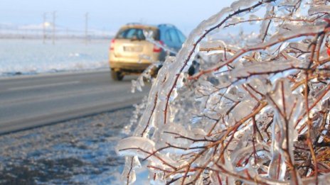 Затварят пътища заради лед по платната 