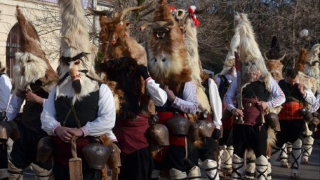 Огньове, мъже в маски, тежки костюми – почва Сурва!