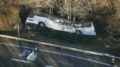 Автобус падна от скала, 14 души загинаха