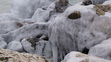 Красотата на студа: Ледени пръски море...