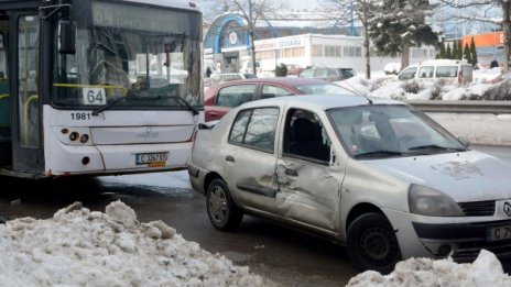 Верижна катастрофа създаде "тапа" на "България"