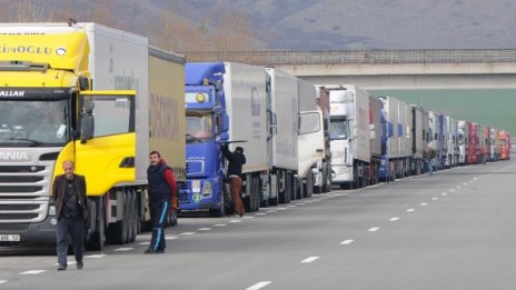 Бербатов пращал храна на тираджиите под блокада