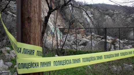 Падащи скали в Провадия прогониха семейство от дома му 