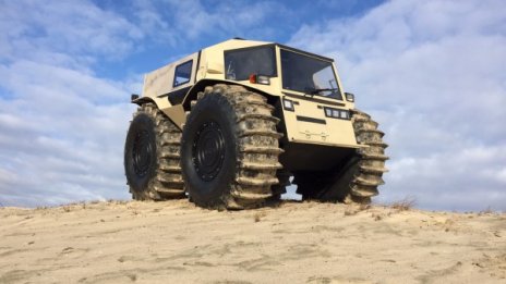 Руският Sherp гази водата, че и сушата