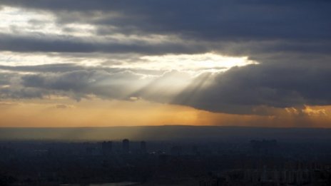 Облаци, тук-таме дъжд и температури до 11° днес