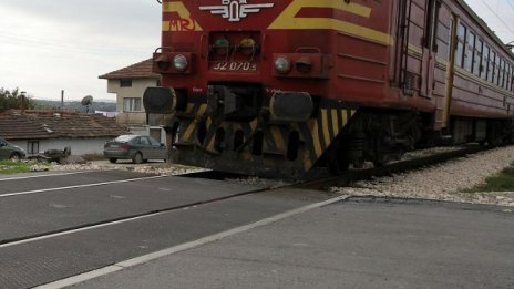 Влак се вряза в кола на прелез, двама са ранени 