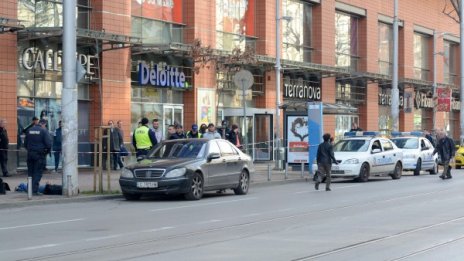 Спецакция в мол, двама натръшкани, изнудвали чужденец