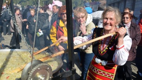 Хоро и гайди в чест на… сланината и ракията