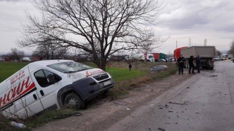 Пътен ад край София – двама са в болница