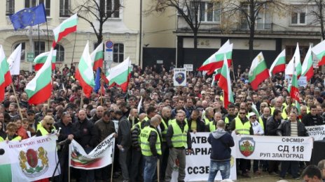 Започна се: Полицаите стягат протестите