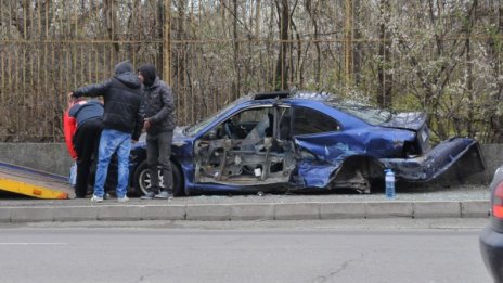 28-годишен мина на червено и помля колата си