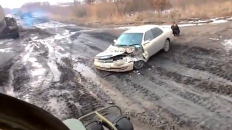 Танк прегази Toyota Camry на кръстовище