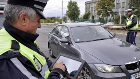 Новият катаджия: Спира, глобява, принтира, връчва... на момента