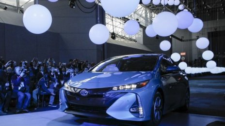 Toyota извади Prius с... кабел накрая