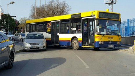 Социални разни: Хранене с бурка и новото лого на България