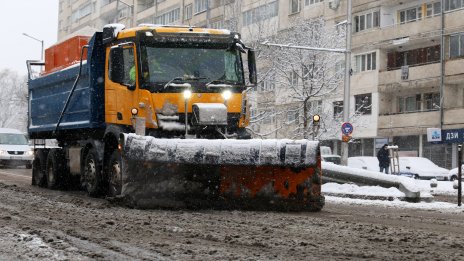 157 снегорина чистят София, транспортът се движи навсякъде