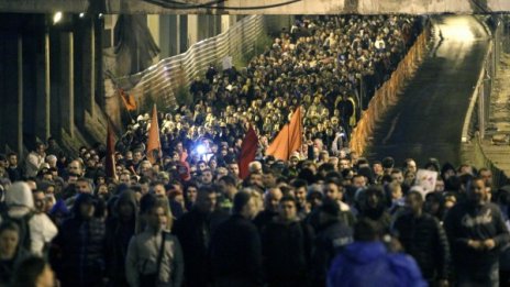 Хиляди на протест в Скопие, искат оставката на президента