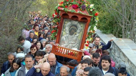 С надежда за изцеление: Стотици на Бачковския манастир