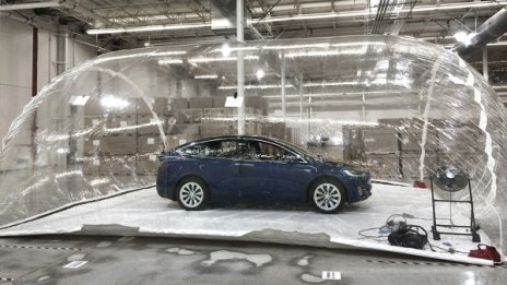 Tesla Model X устоя на атака с химикали 