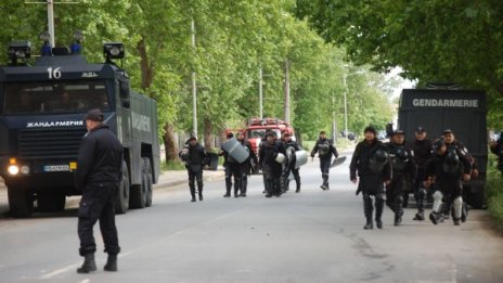 След Раднево: Ранени полицаи, агитки, задържани...