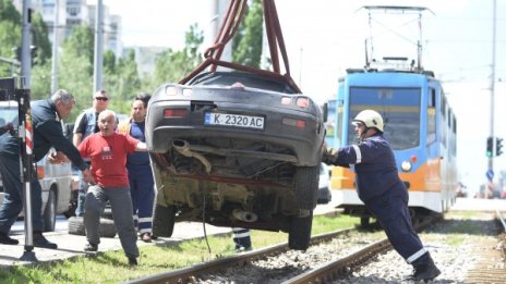 Кола заседна на трамвайните релси в "Люлин"