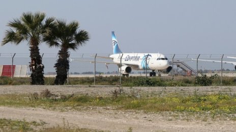 И днес продължава издирването на самолета на Egyptair