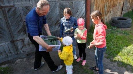 Брюксел зове бизнеса да не трови децата с храни и алкохол