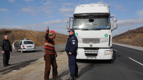 Претоварени ТИР-ове рушат пътищата ни