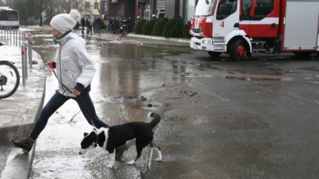 Безсънна нощ за десетки – преляха реки, наводниха домове