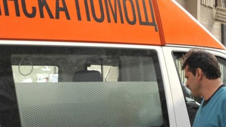 Кола падна в река край Долно Осеново, двама пострадаха