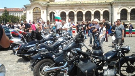 В очакване на вълците: Две агитки на нож пред храма  