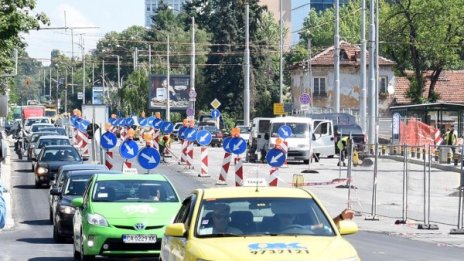 Ел табло предупреждава за тапи в София