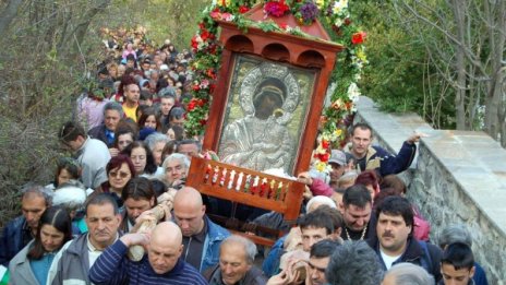 В Бачковския манастир сеят картофи, спасяват стенописи