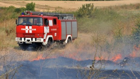 С 19 пожара се борят огнеборците в страната 