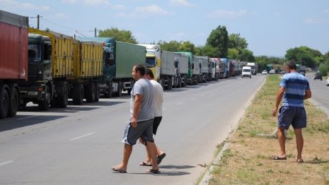 Километрична тапа от ТИР-ове на входа на Варна