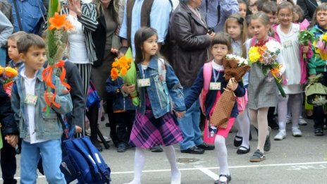 Родители залагат семейни накити – купуват раници на децата