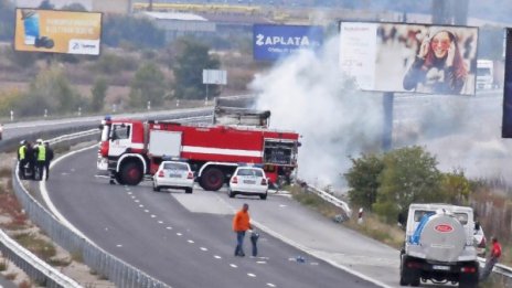 Тир се запали на "Тракия", затвори магистралата 