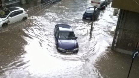 Потоп удави жп гарата във Варна