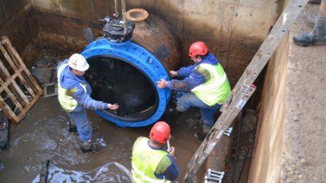 "Софийска вода" подмени 37-годишен кран на магистрален водопровод